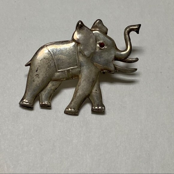 BROOCH PIN STERLING SILVER VINTAGE ELEPHANT RED EYE TRUNK UP - Picture 3 of 8